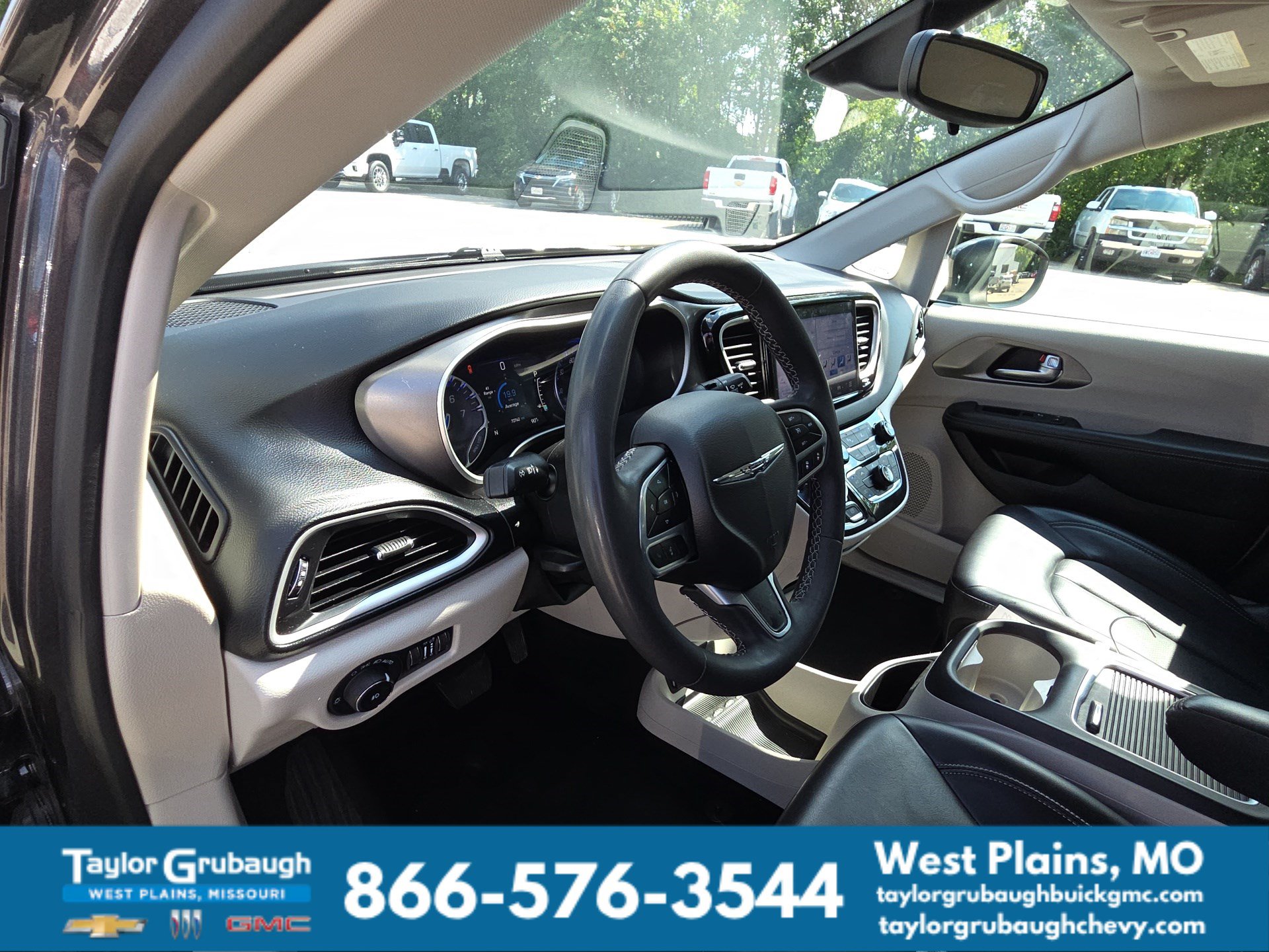 Used 2023 Chrysler Pacifica Touring-L FWD image 14