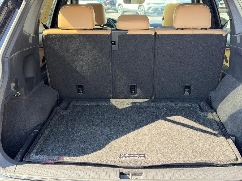 Used 2024 Volkswagen Tiguan SE w/ Panoramic Sunroof Package image 6