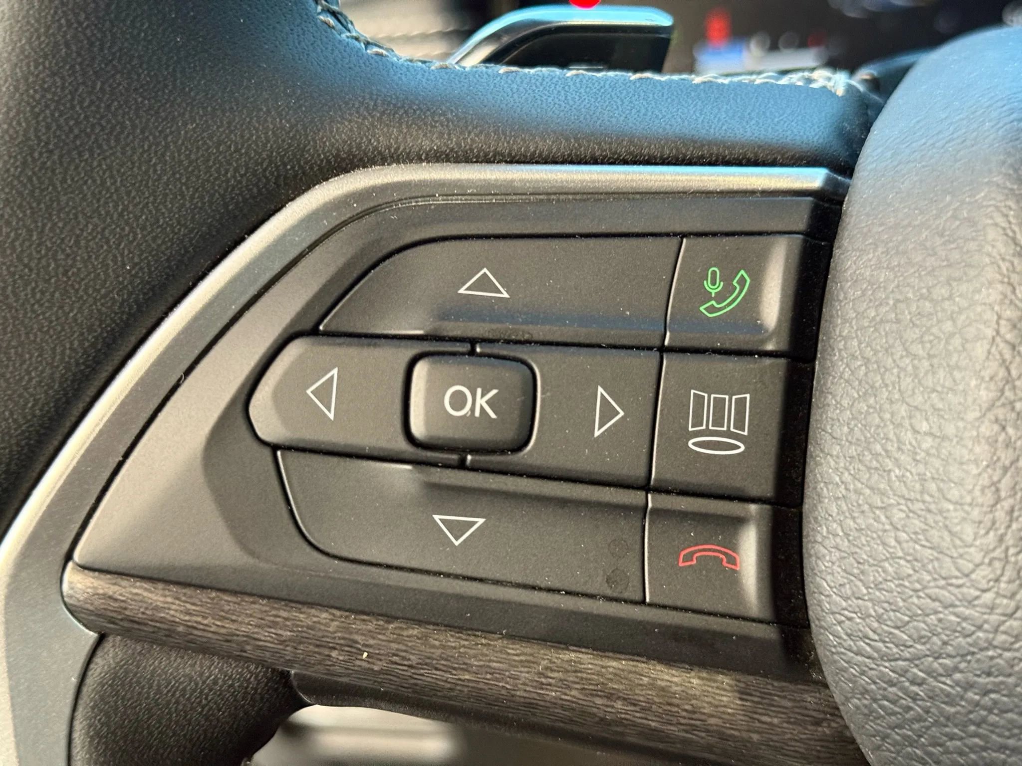 Used 2023 Jeep Grand Cherokee Limited w/ Luxury Tech Group II image 21