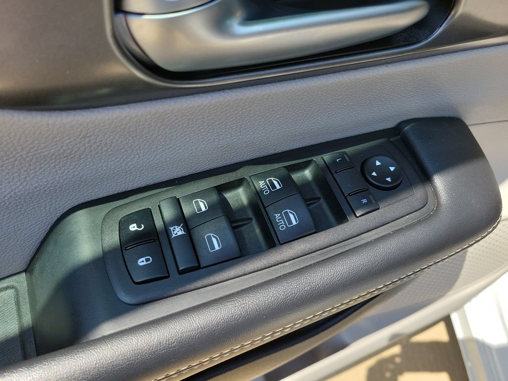 Used 2024 Chrysler Pacifica Touring-L FWD image 16