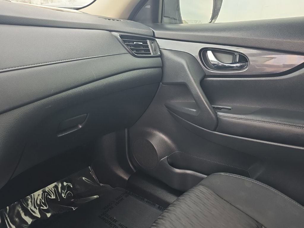 Used 2018 Nissan Rogue SV w/ Premium Package AWD/4WD image 17