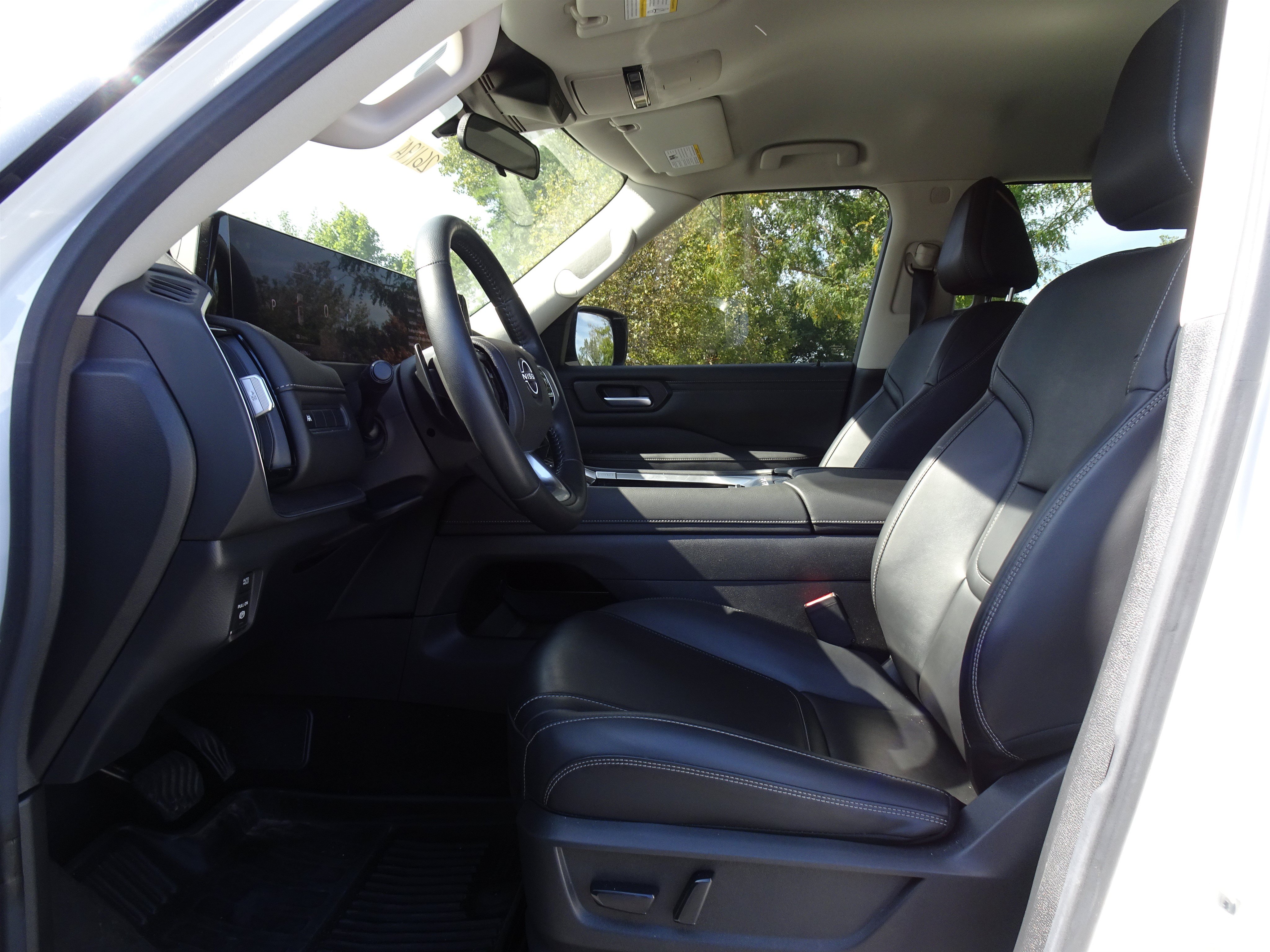 Used 2025 Nissan Armada SV AWD/4WD image 10
