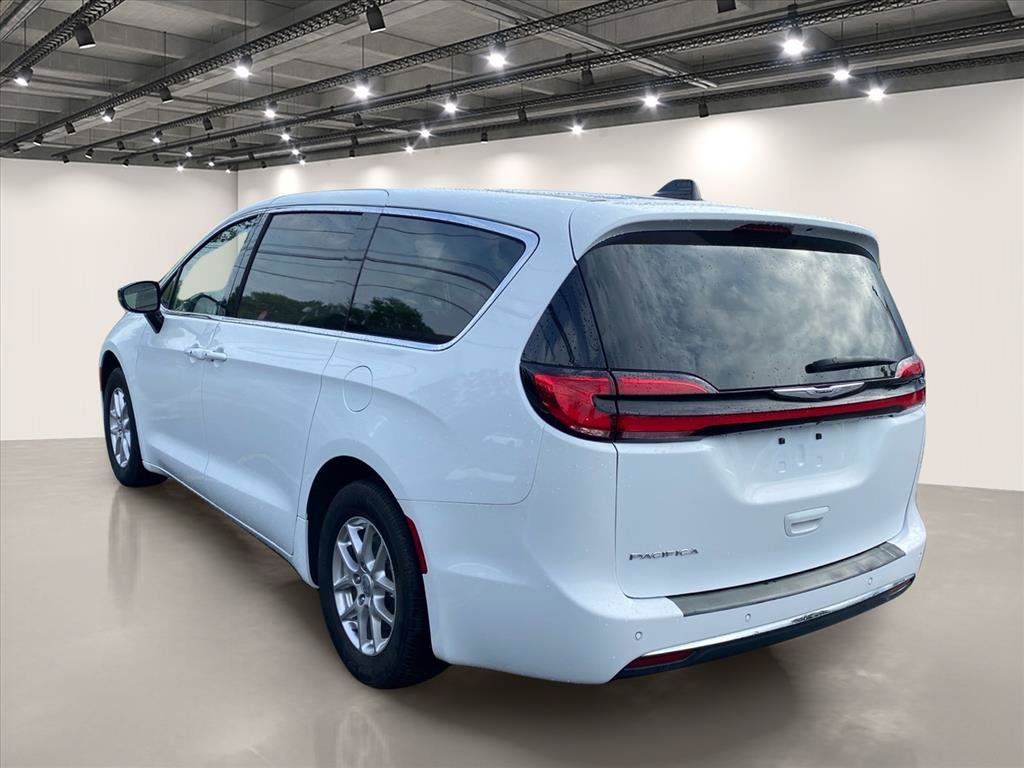 Used 2024 Chrysler Pacifica Touring-L FWD image 5