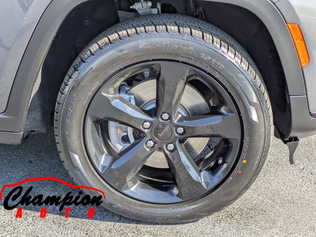 Used 2023 Jeep Grand Cherokee L Limited w/ Black Appearance Package image 12