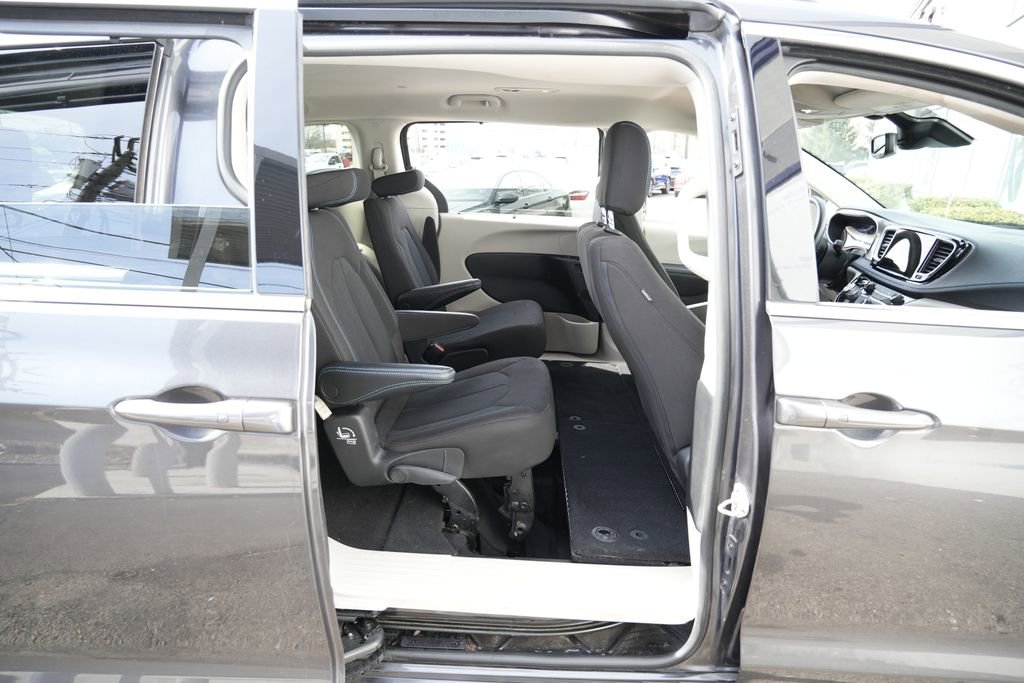 Used 2021 Chrysler Pacifica Touring image 27