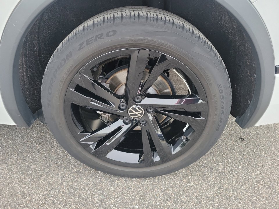 Certified 2023 Volkswagen Tiguan SE R-Line image 31
