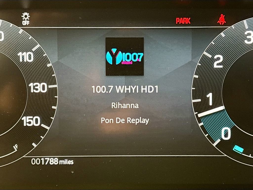 Used 2025 Land Rover Discovery Dynamic SE image 11