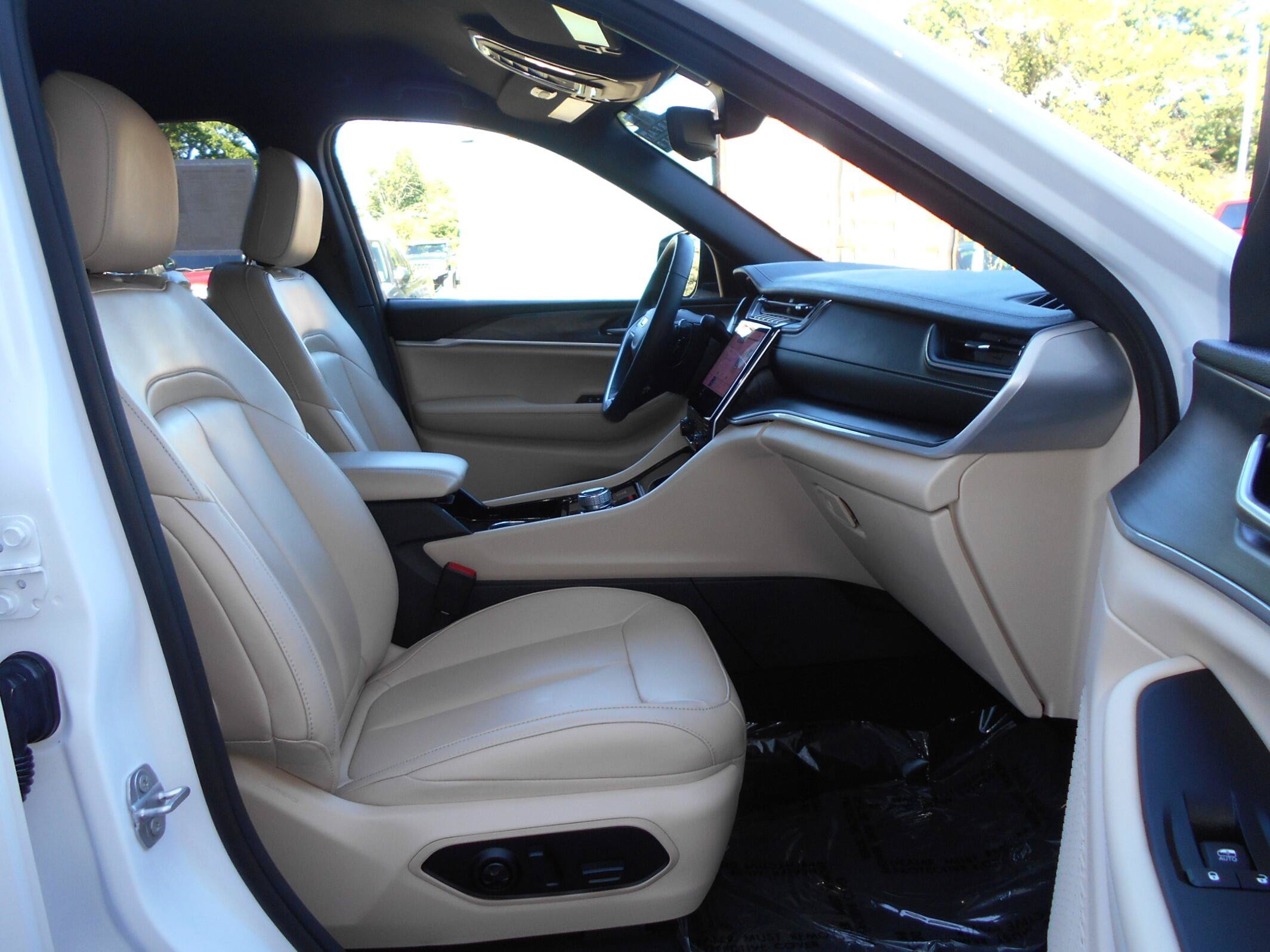 Certified 2023 Jeep Grand Cherokee Limited AWD/4WD image 25
