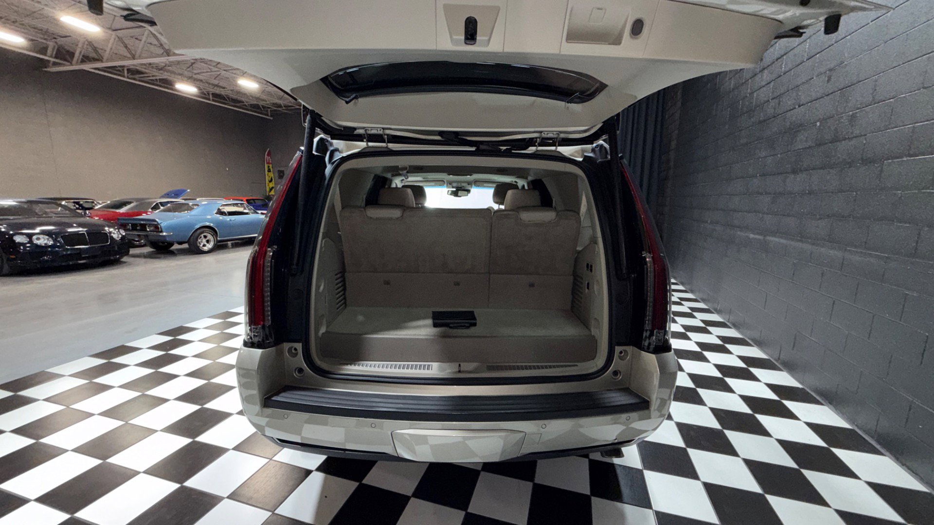 Used 2015 Cadillac Escalade Luxury image 91