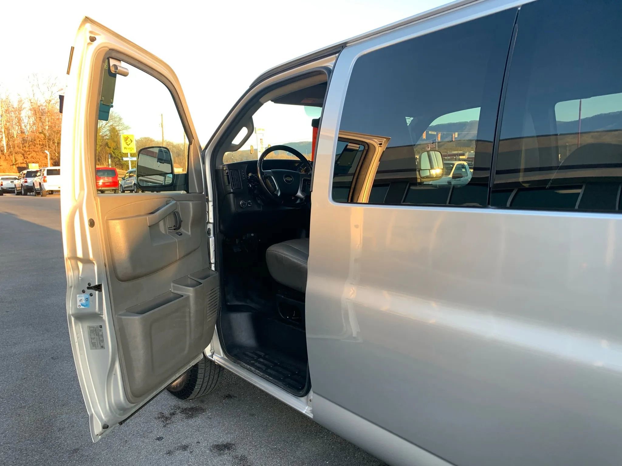 Used 2016 Chevrolet Express 3500 LS w/ Chrome Appearance Package image 7