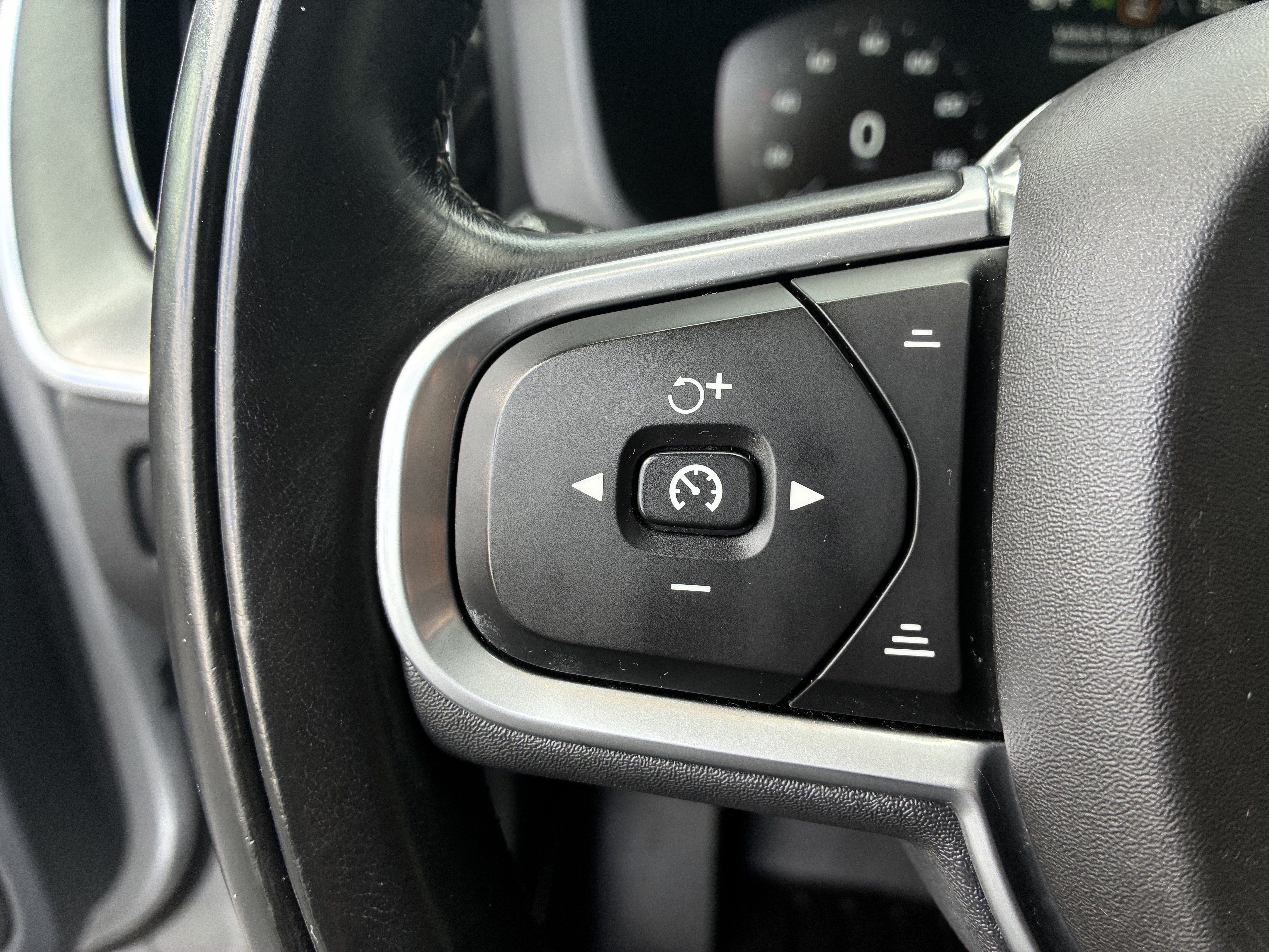 Used 2019 Volvo XC60 T5 Momentum w/ Multimedia Package AWD/4WD image 31