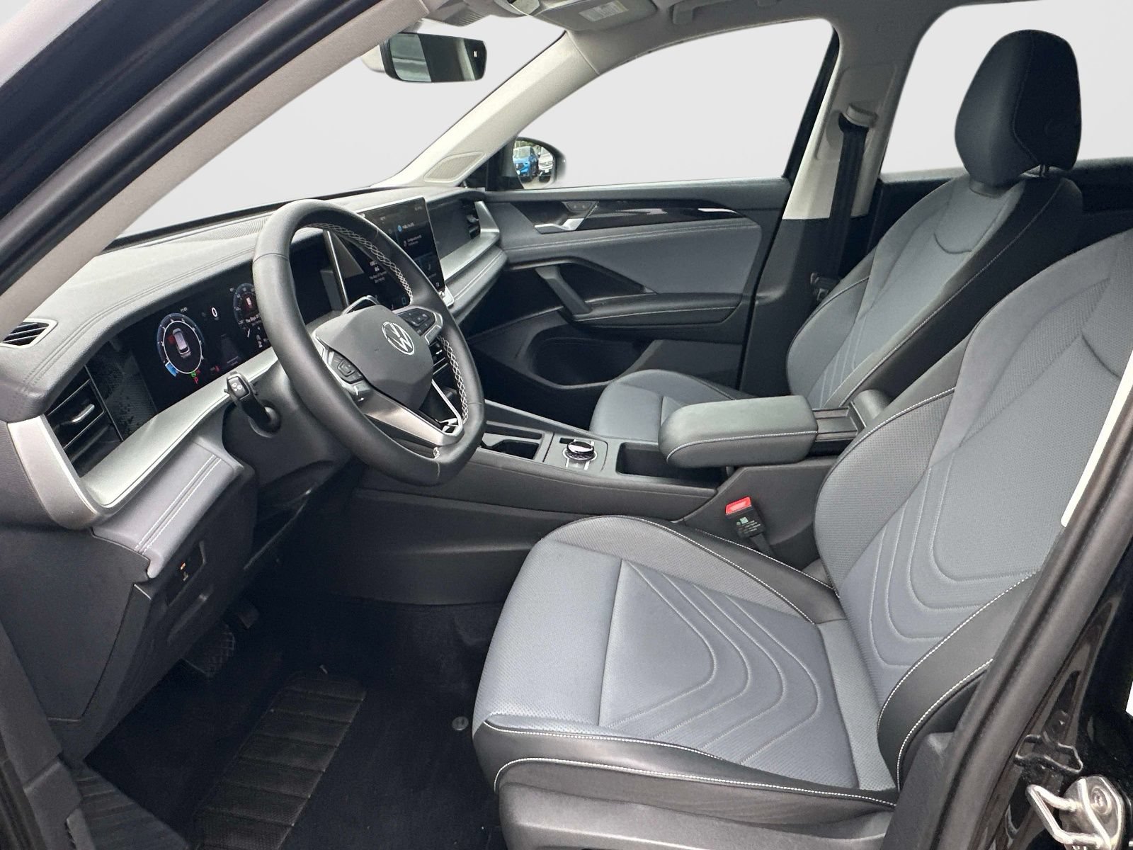 Certified 2025 Volkswagen Tiguan SE FWD image 14