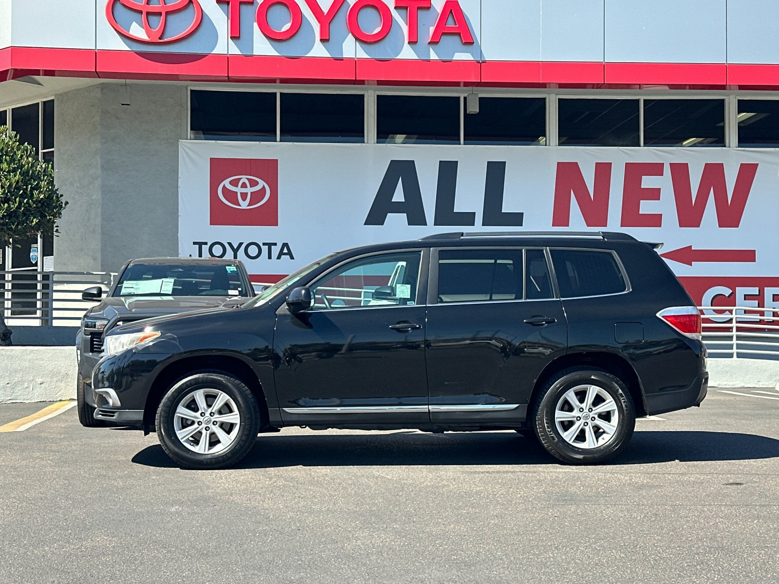 Used 2013 Toyota Highlander Plus FWD image 2