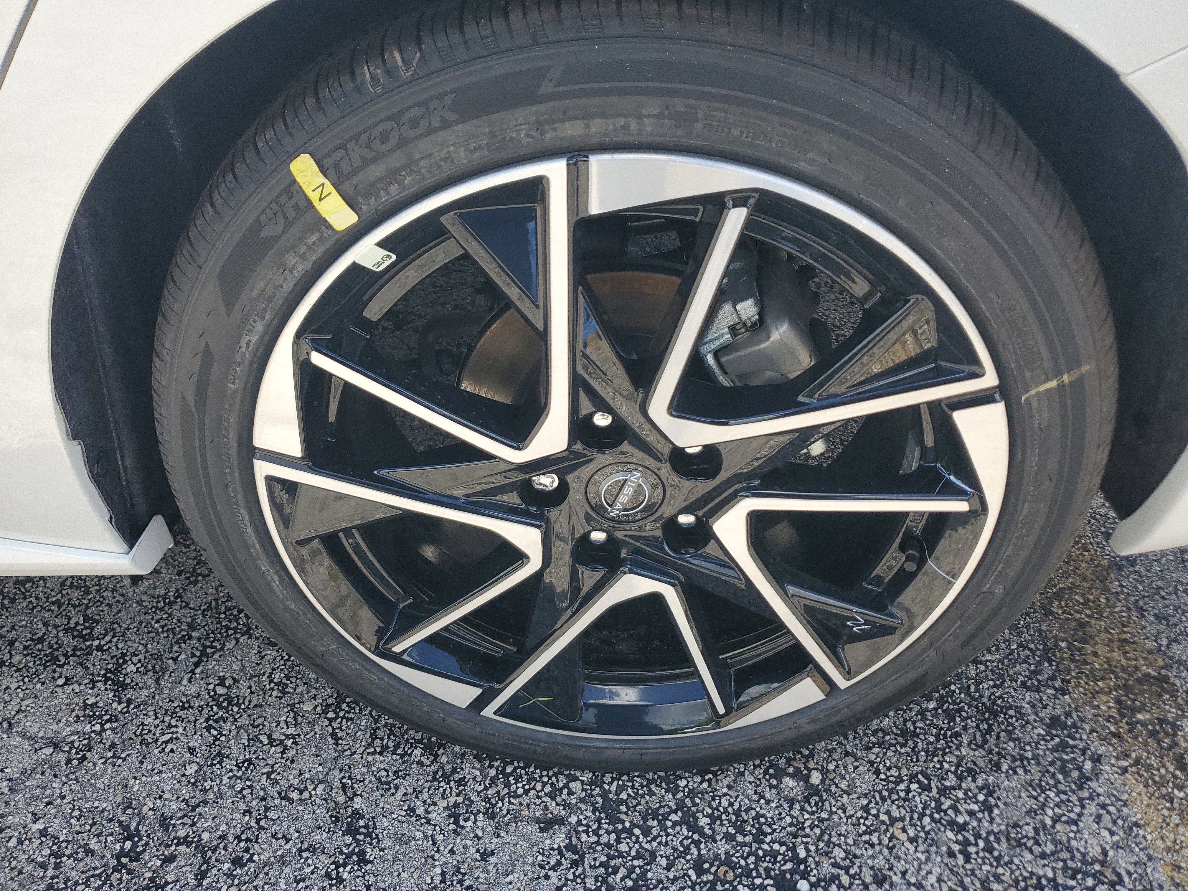 New 2025 Nissan Sentra SR w/ SR Premium Package FWD image 7
