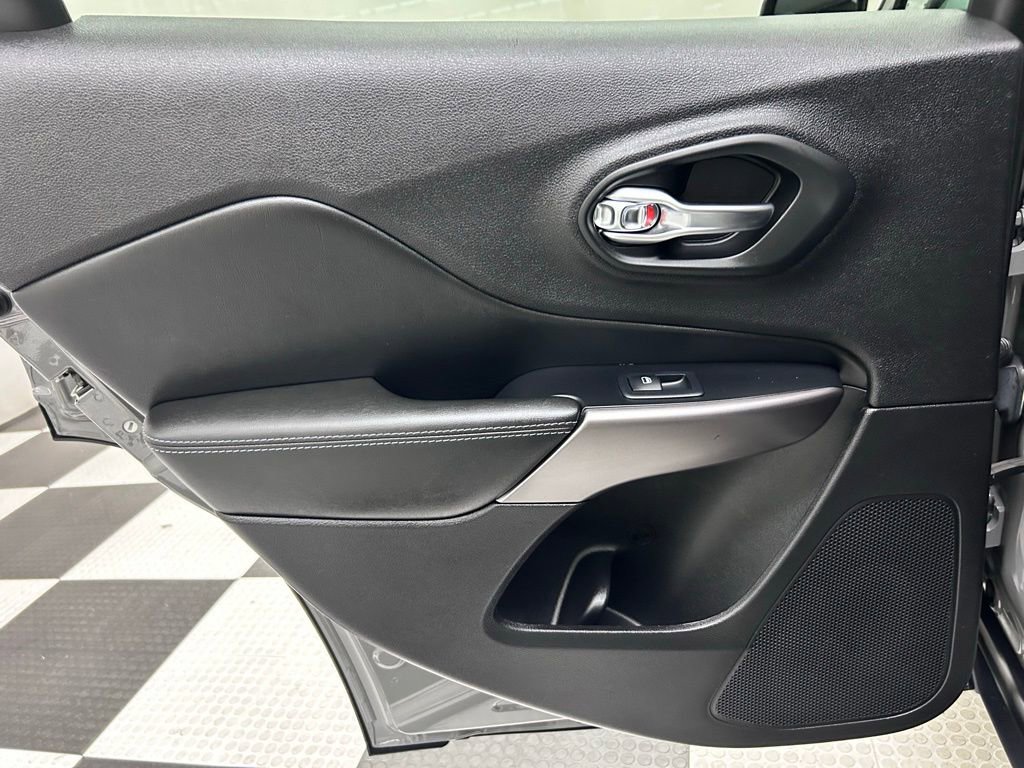 Certified 2019 Jeep Cherokee Latitude Plus AWD/4WD image 13