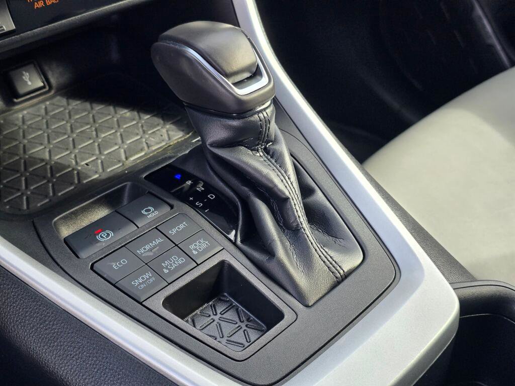Used 2022 Toyota RAV4 XLE Premium image 17