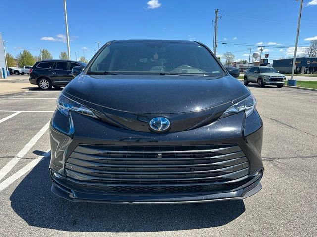 Used 2024 Toyota Sienna Platinum AWD/4WD image 3