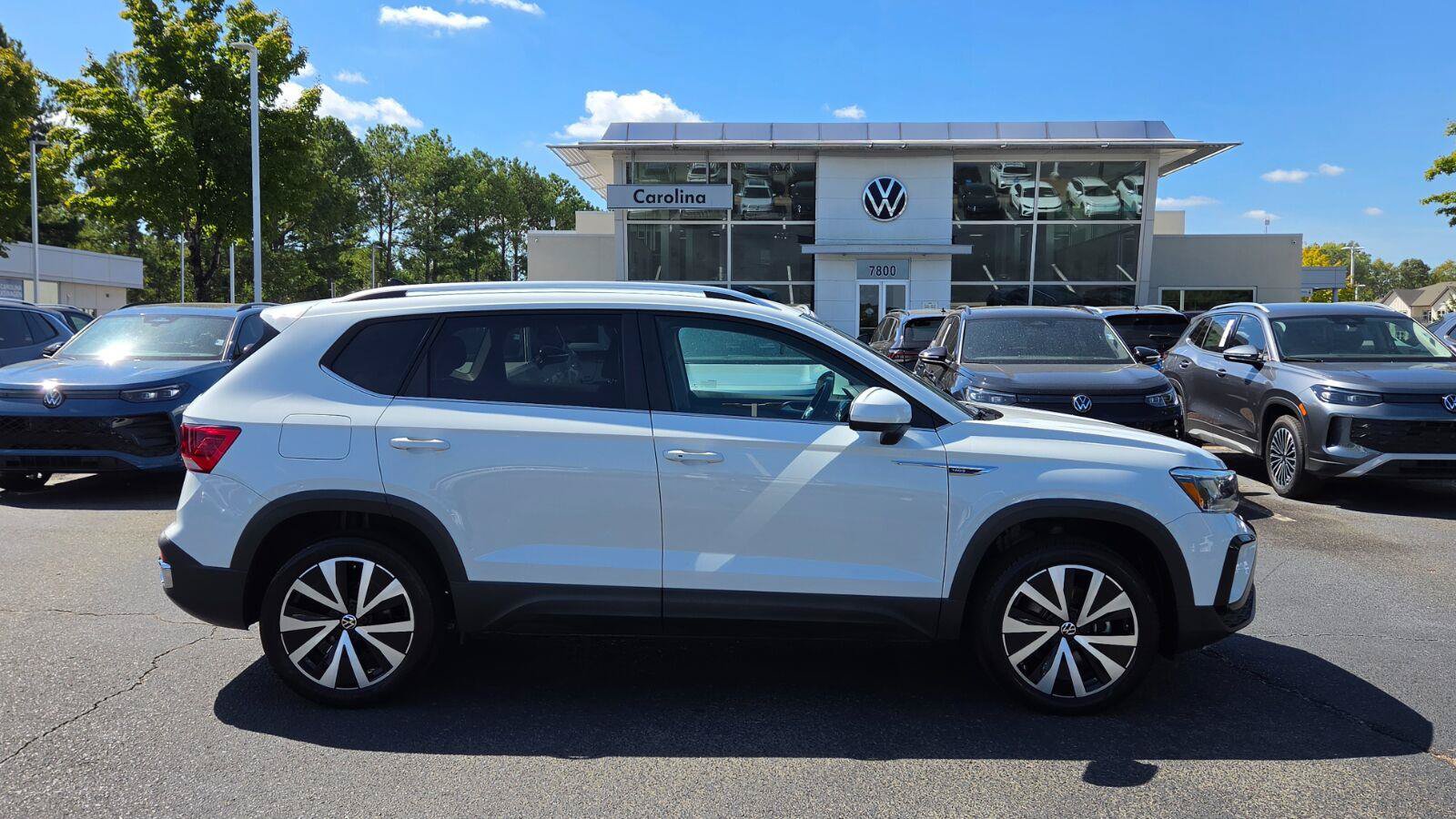 Certified 2023 Volkswagen Taos SE w/ Panoramic Sunroof Package FWD image 6