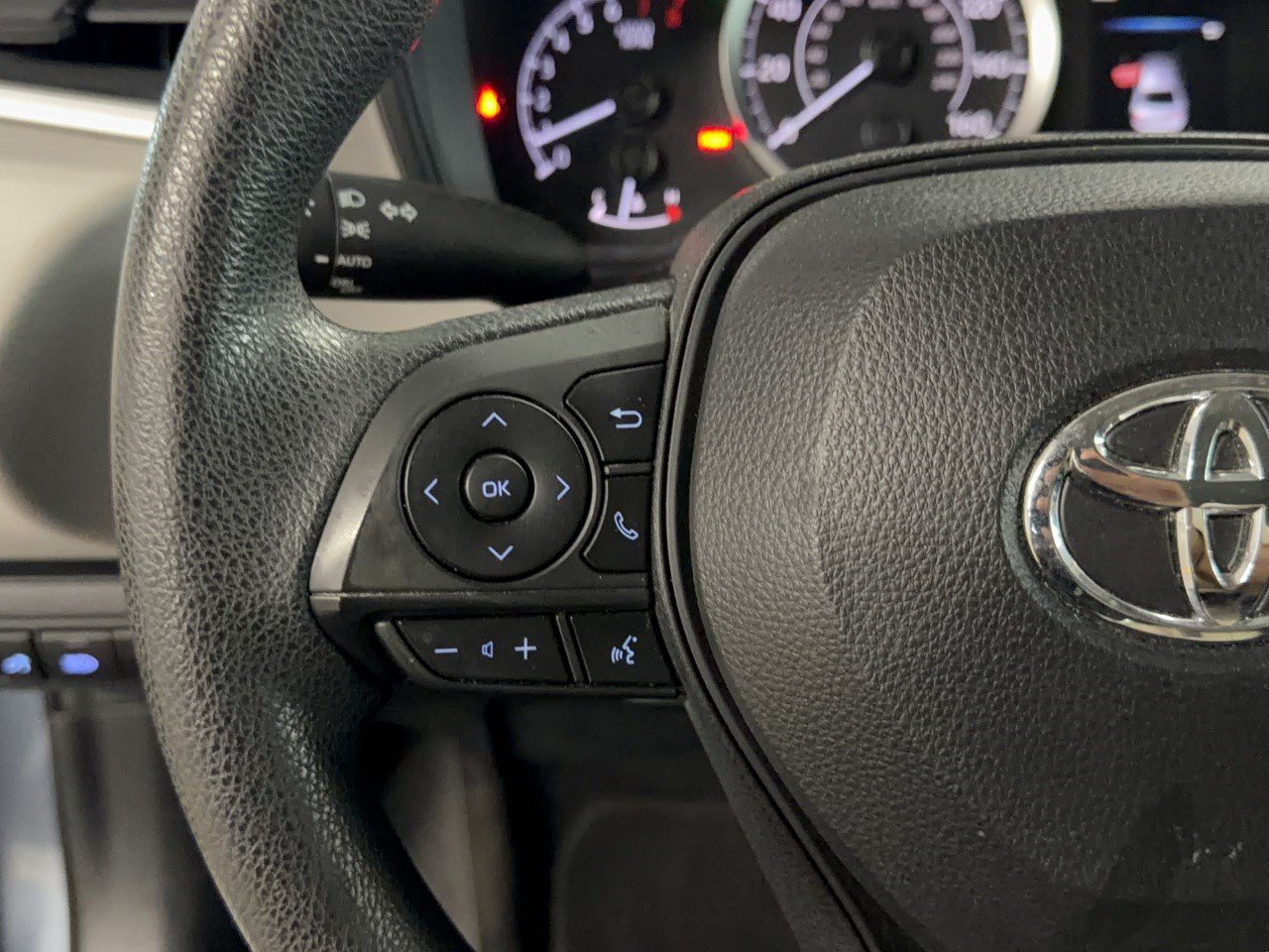 Used 2020 Toyota Corolla LE FWD image 18
