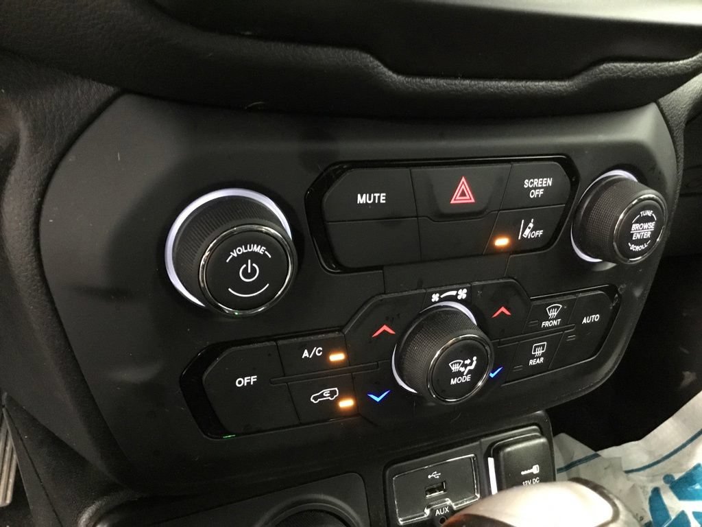 Used 2023 Jeep Renegade Latitude AWD/4WD image 19