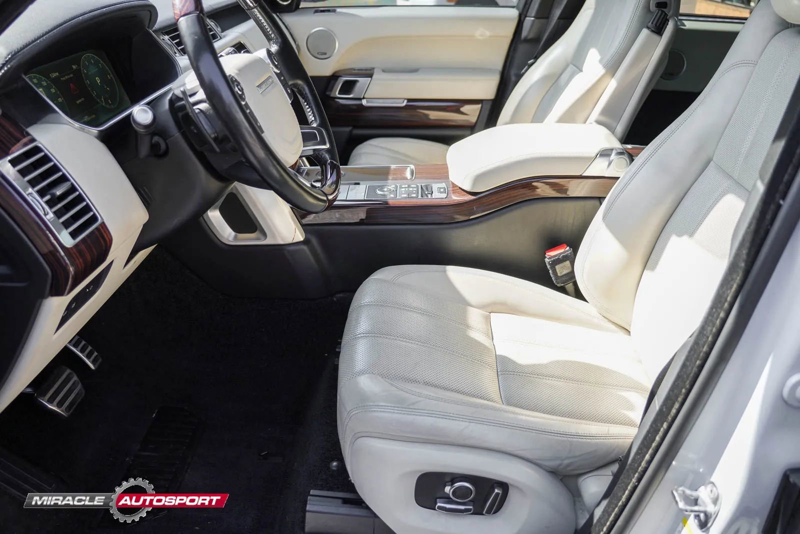 Used 2017 Land Rover Range Rover Long Wheelbase Supercharged image 16