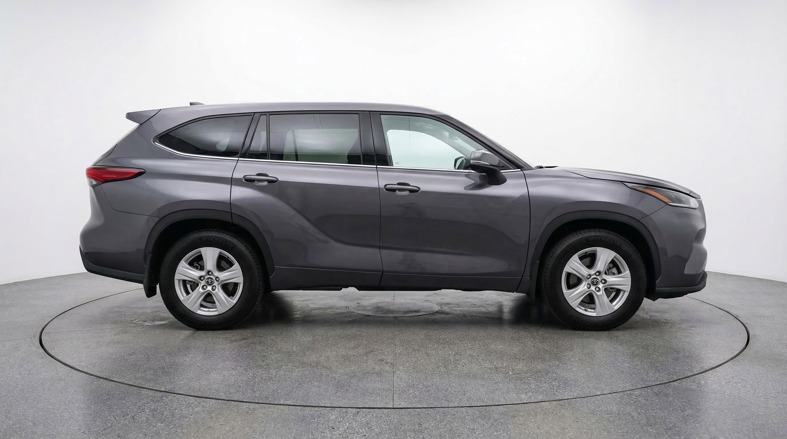 Used 2025 Toyota Highlander LE image 11