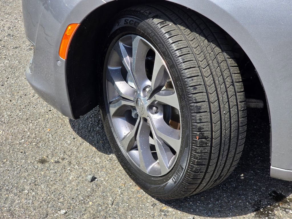 Used 2018 Chrysler Pacifica Limited w/ Advanced Safetytec Group image 26