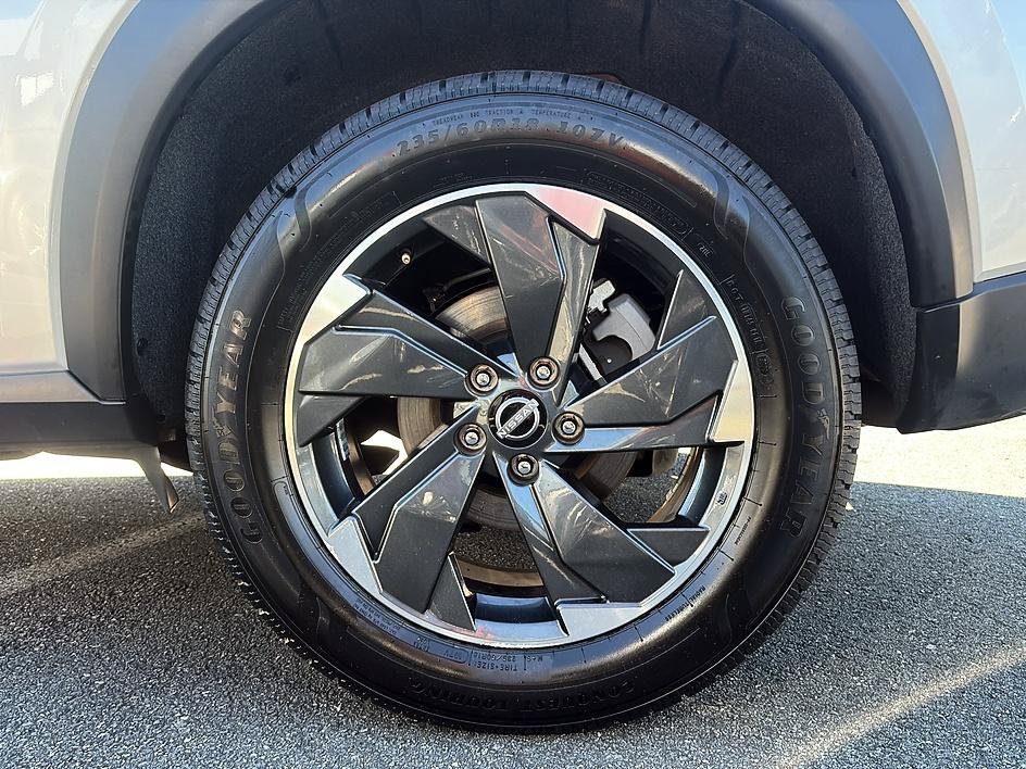Certified 2025 Nissan Rogue SV AWD/4WD image 10