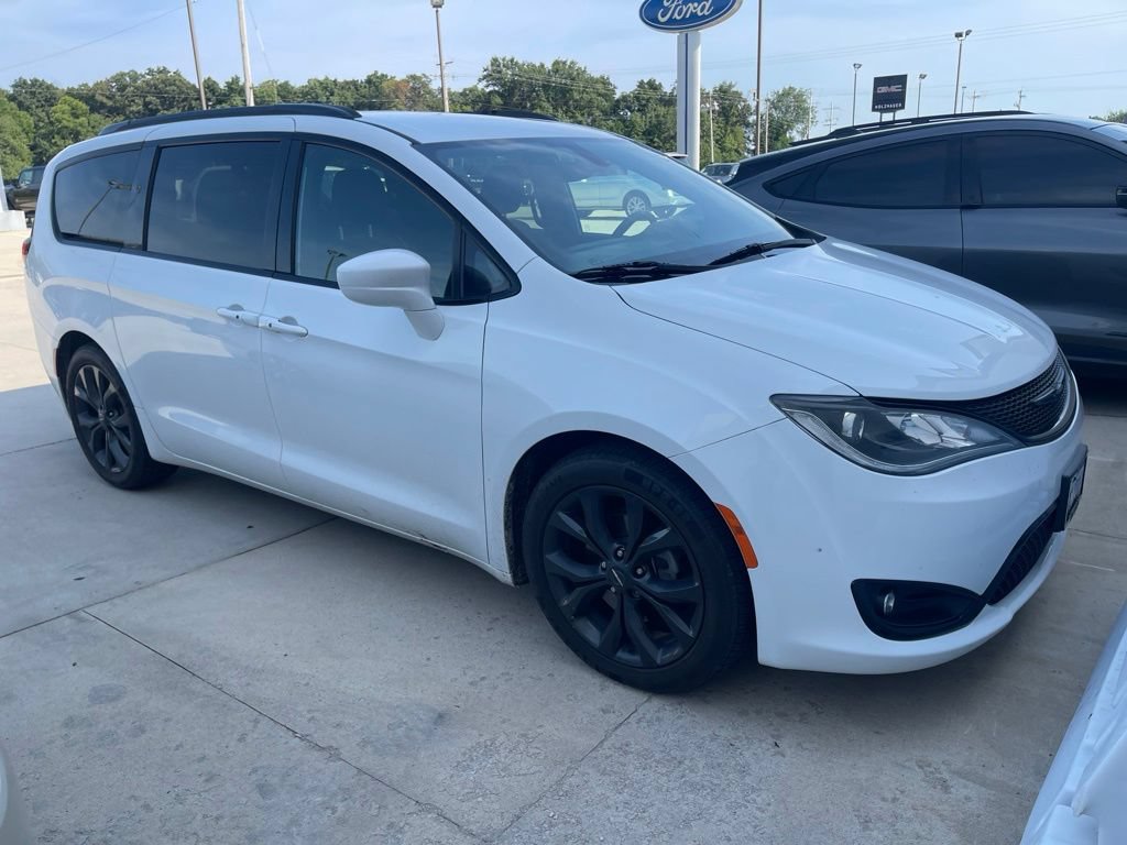 Used 2019 Chrysler Pacifica Touring-L Plus w/ S Appearance Package FWD image 2