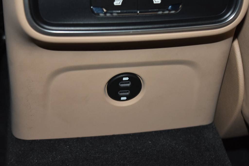 Certified 2025 Porsche Macan AWD/4WD image 22