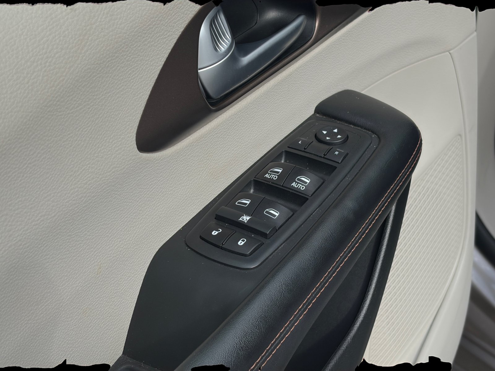 Used 2017 Chrysler Pacifica Touring FWD image 16