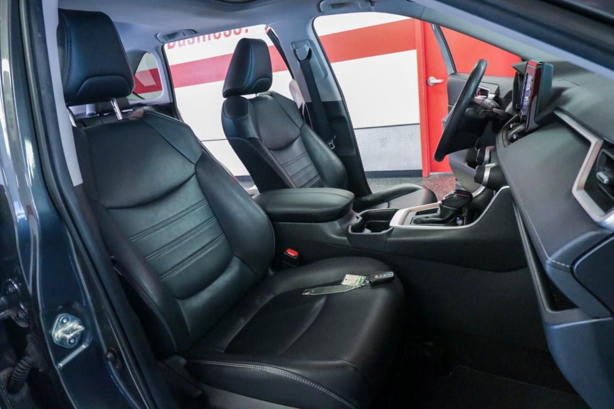Used 2020 Toyota RAV4 XLE Premium FWD image 24