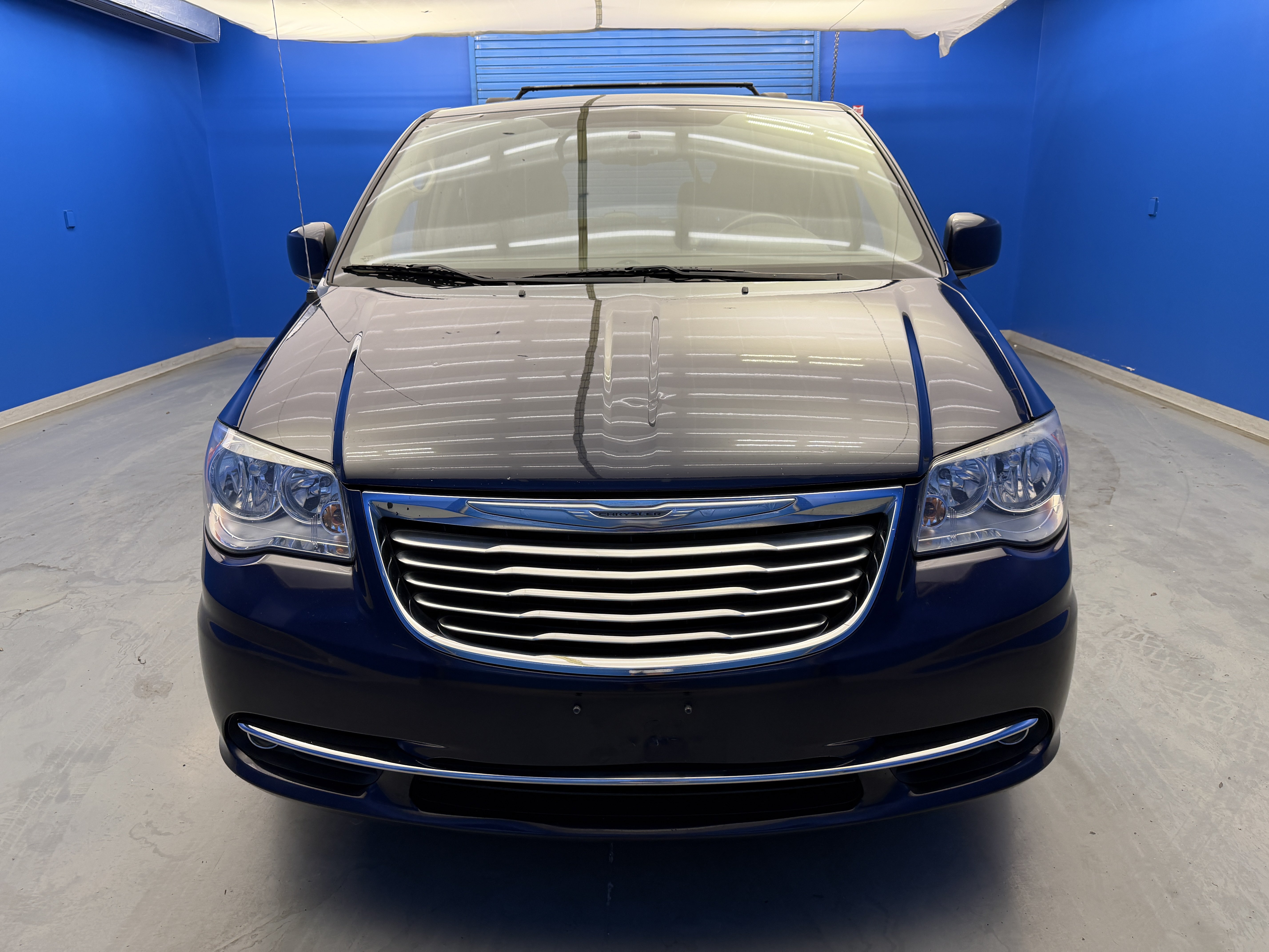 Used 2015 Chrysler Town & Country Touring w/ Driver Convenience Group FWD image 3