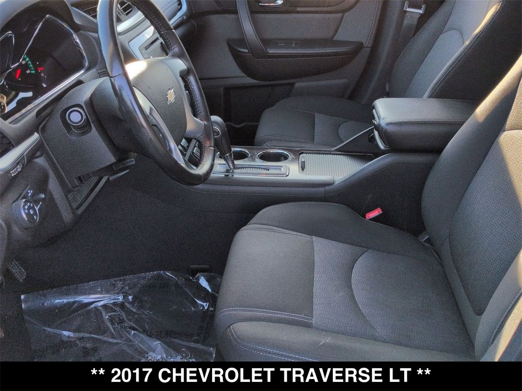 Used 2017 Chevrolet Traverse LT image 2