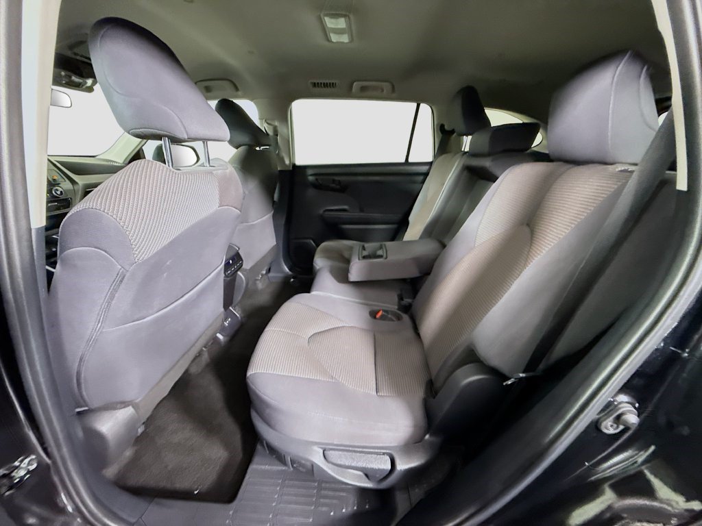 Used 2025 Toyota Highlander LE FWD image 24