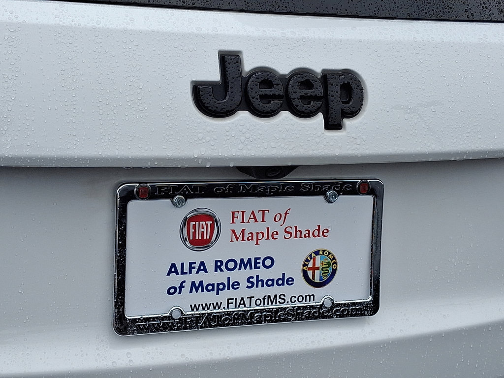 Used 2022 Jeep Grand Cherokee Laredo X image 16