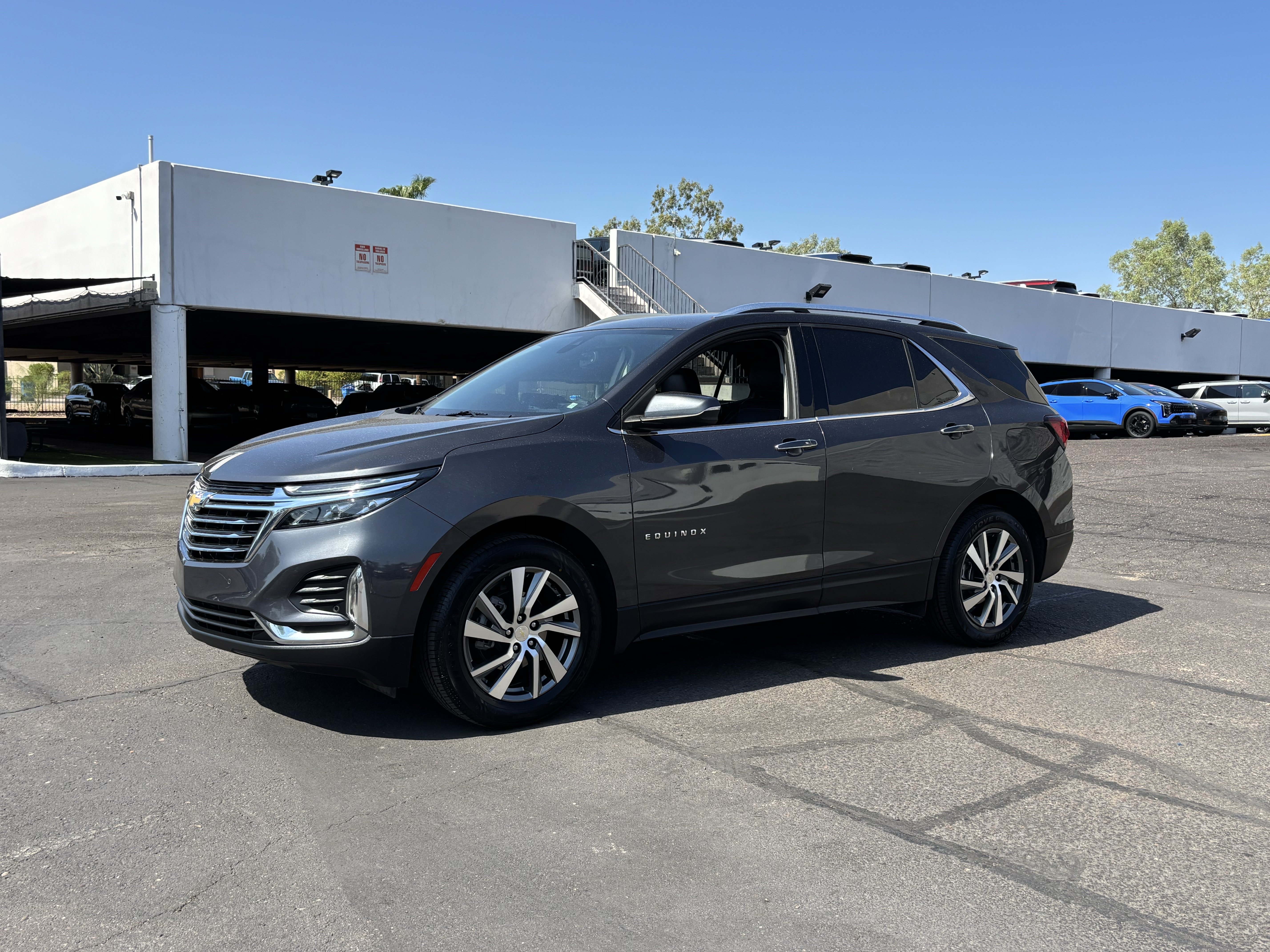 Used 2022 Chevrolet Equinox Premier w/ LPO, Cargo Package FWD image 6