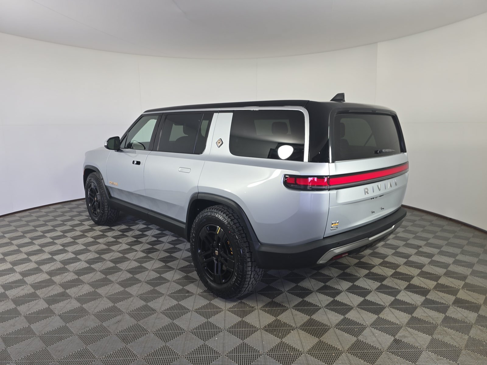 Used 2023 Rivian R1S Adventure Quad AWD/4WD image 3