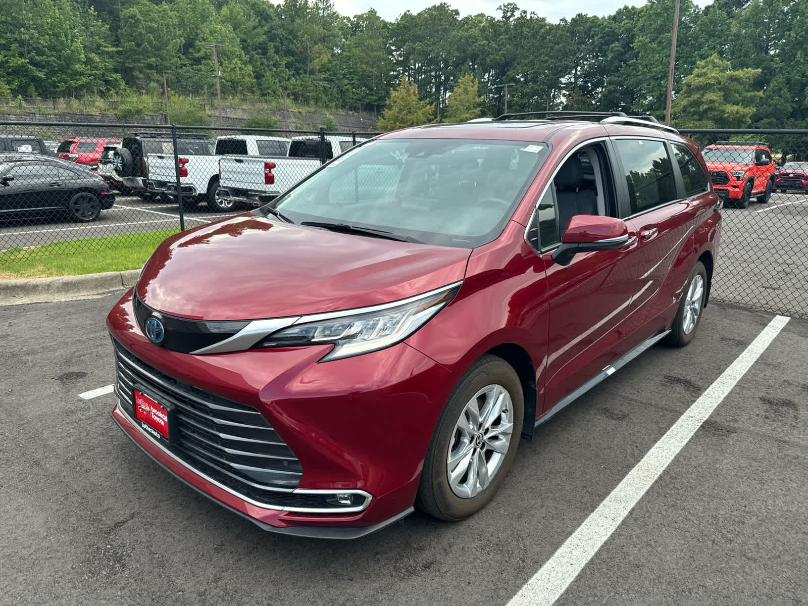 Used 2023 Toyota Sienna Limited FWD image 2
