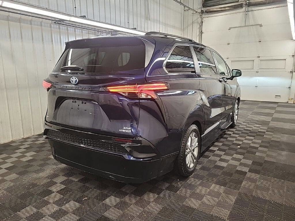 Used 2022 Toyota Sienna LE image 3
