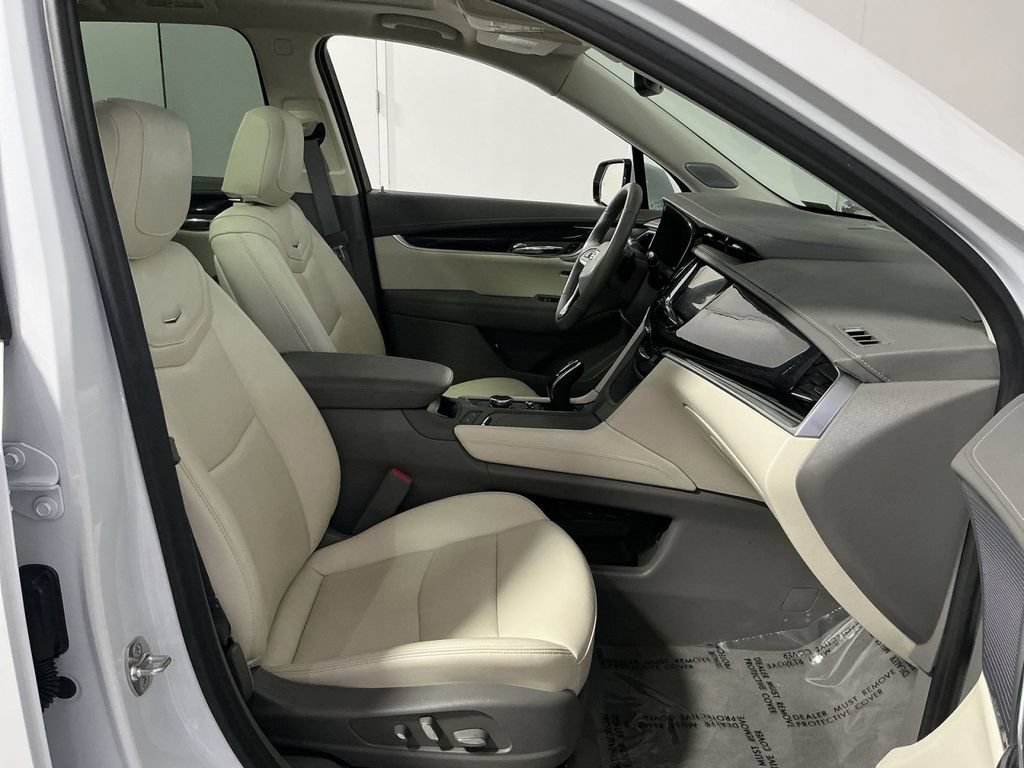 Used 2025 Cadillac XT6 Premium Luxury w/ LPO, Floor Liner Package AWD/4WD image 29
