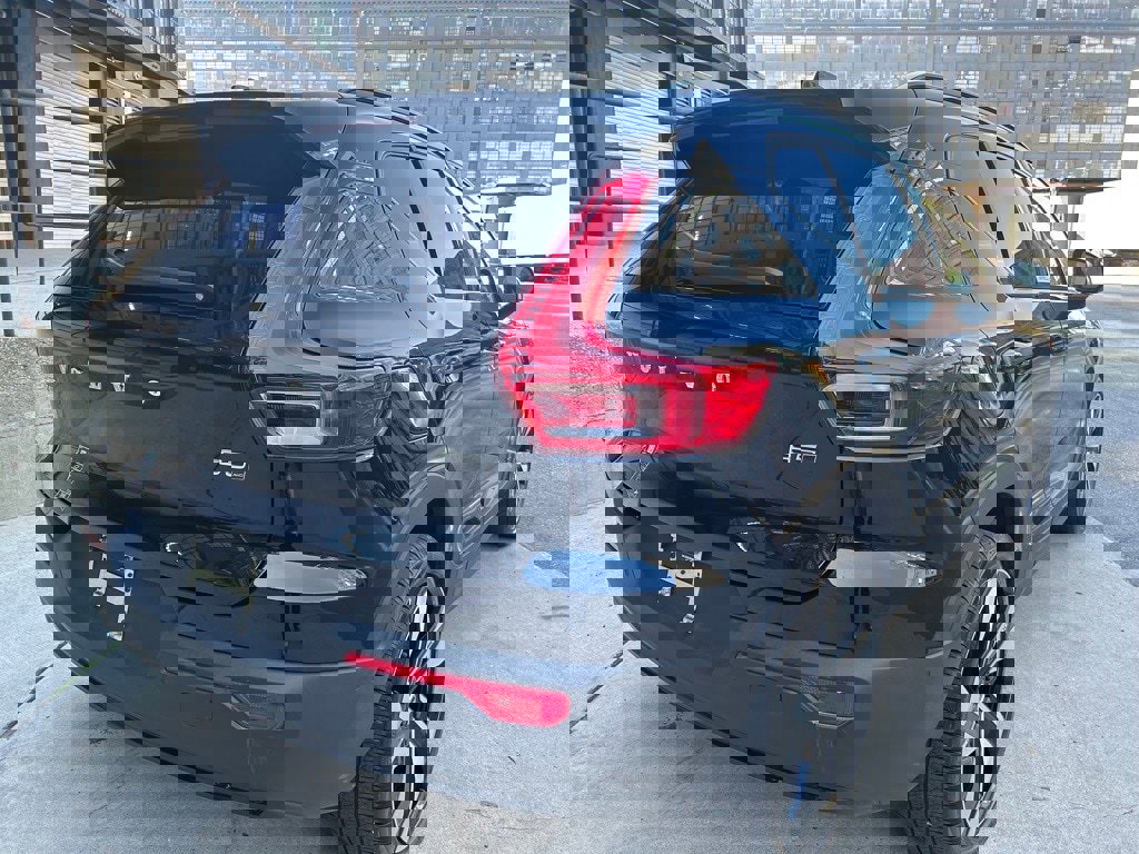 Certified 2025 Volvo XC40 B5 Plus image 9