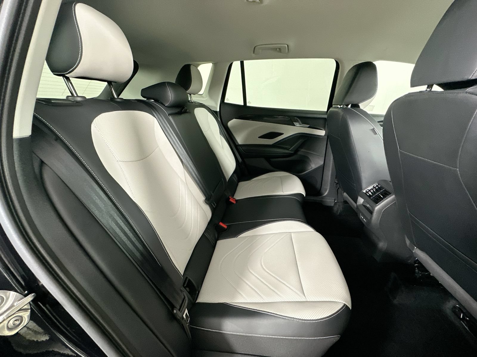 Certified 2025 Volkswagen Tiguan SE AWD/4WD image 39