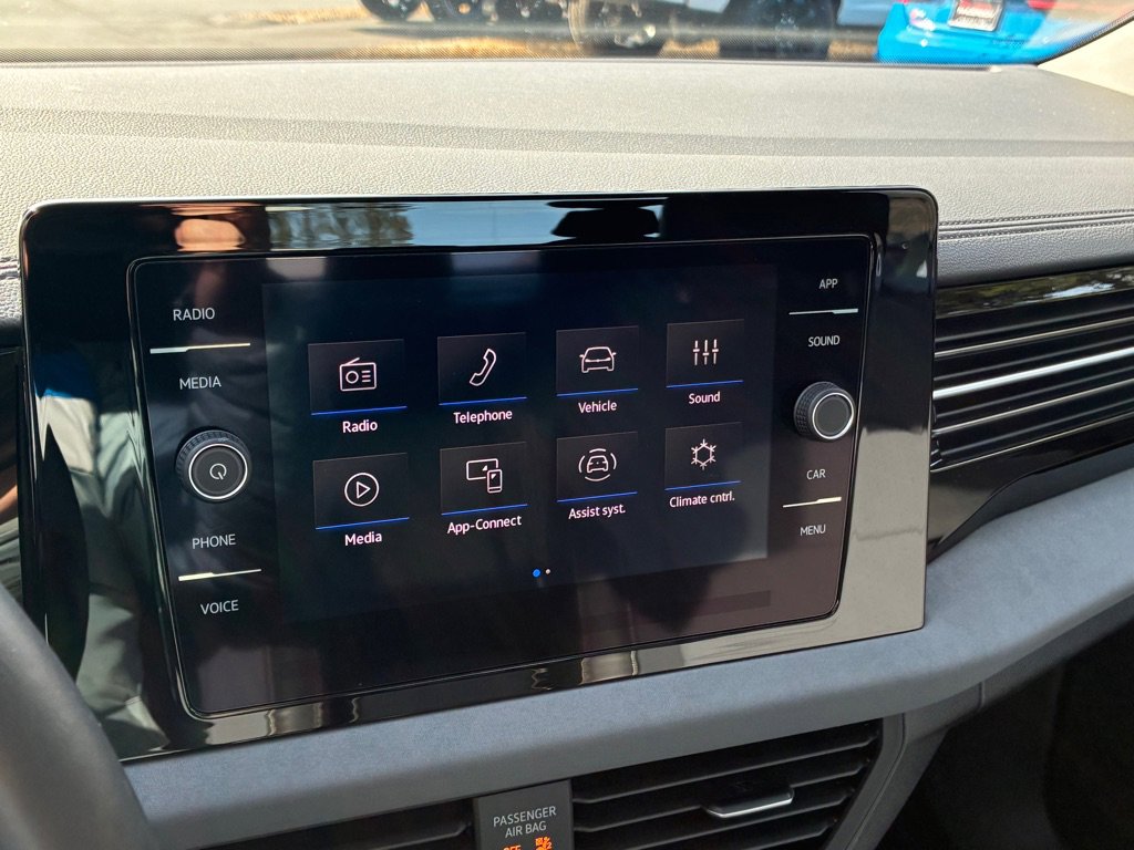 Used 2025 Volkswagen Jetta SE w/ Sunroof Package image 23