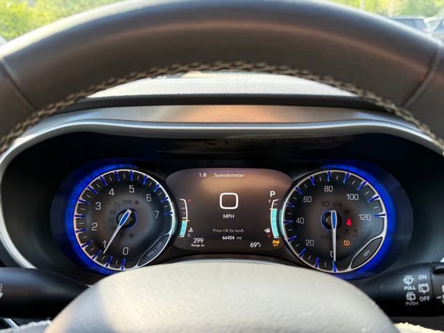 Used 2024 Chrysler Pacifica Touring-L image 17