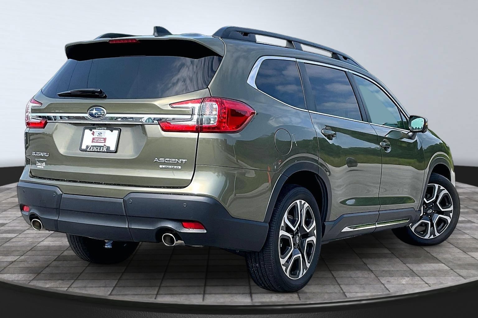 Used 2023 Subaru Ascent Limited w/ Technology Package AWD/4WD image 2