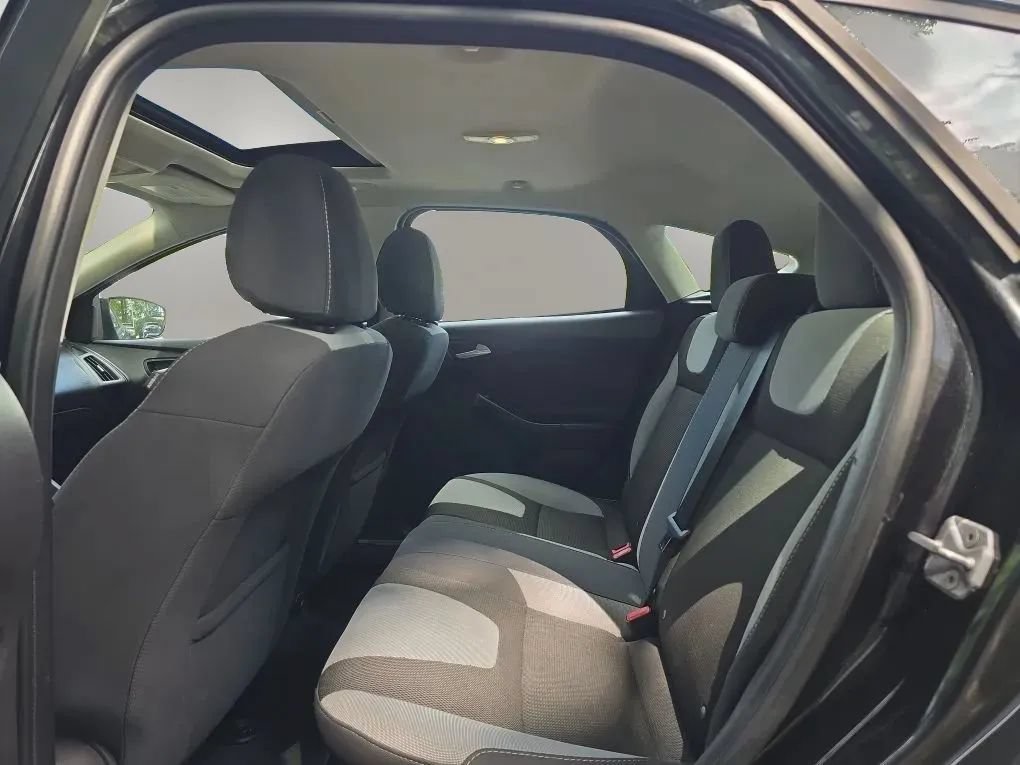 Used 2014 Ford Focus SE w/ SE Sport Package FWD image 35