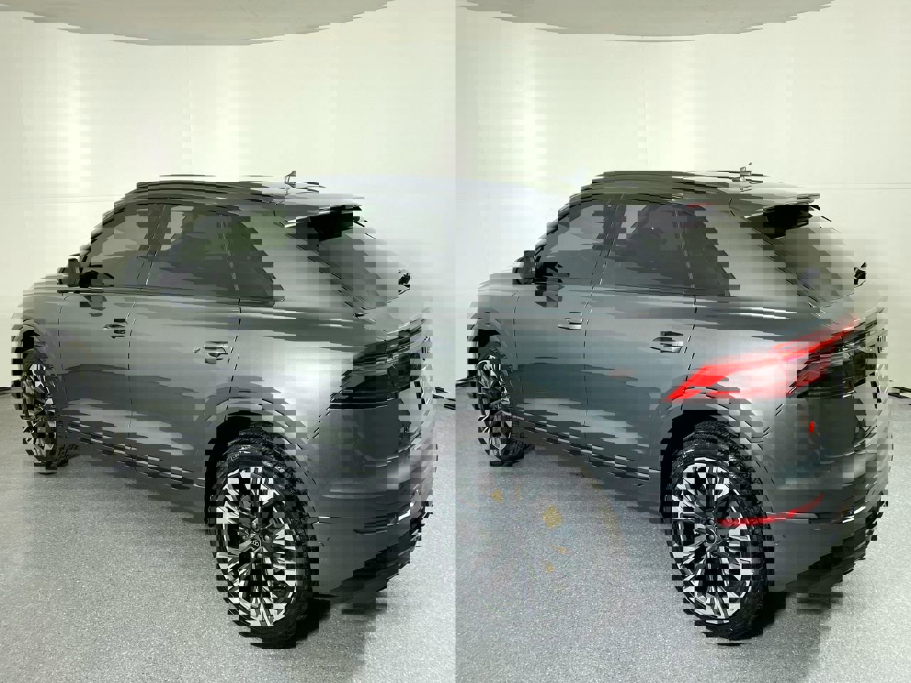 Used 2025 Audi Q8 Premium Plus w/ Premium Plus Package image 32