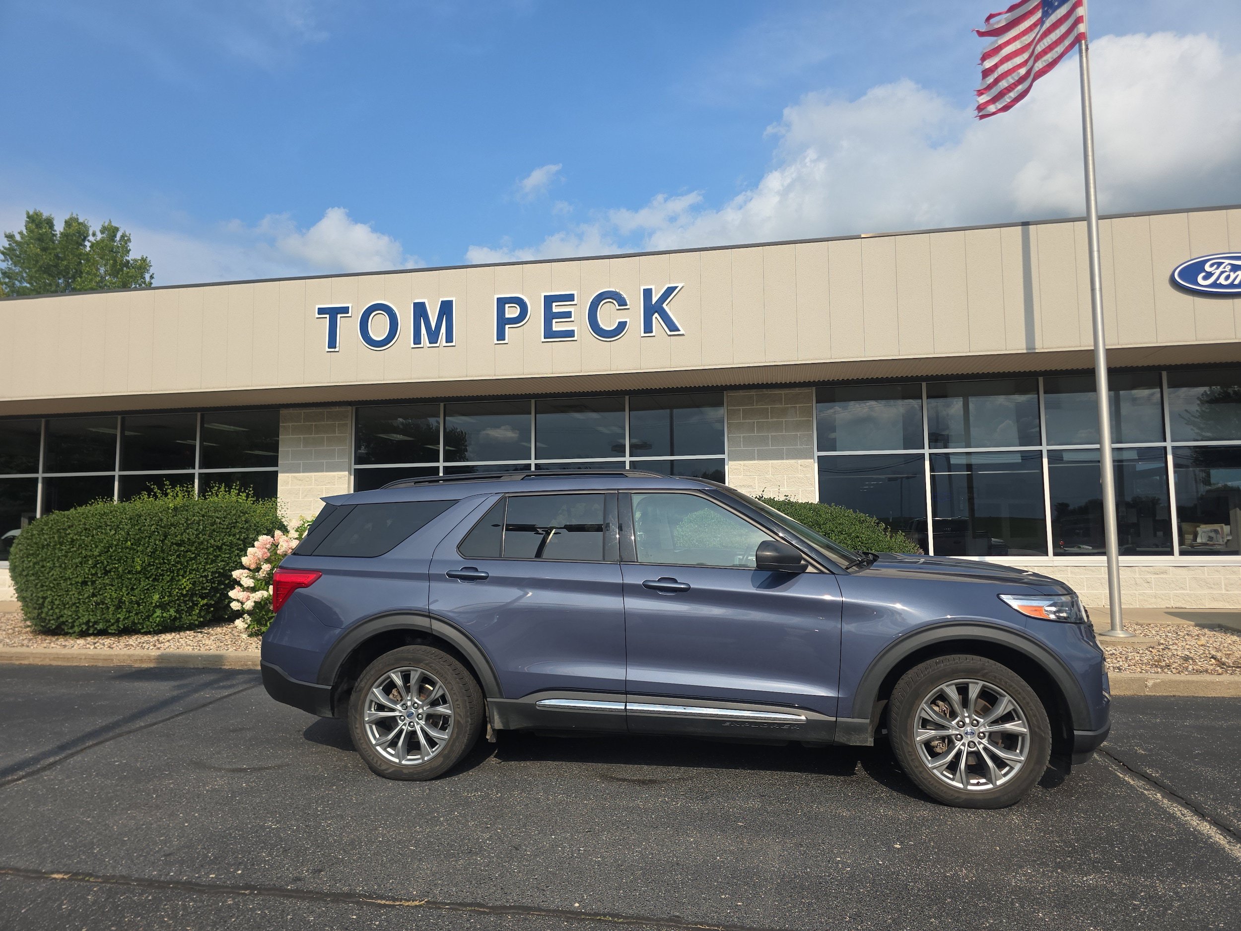 Used 2021 Ford Explorer XLT w/ Equipment Group 202A AWD/4WD image 6