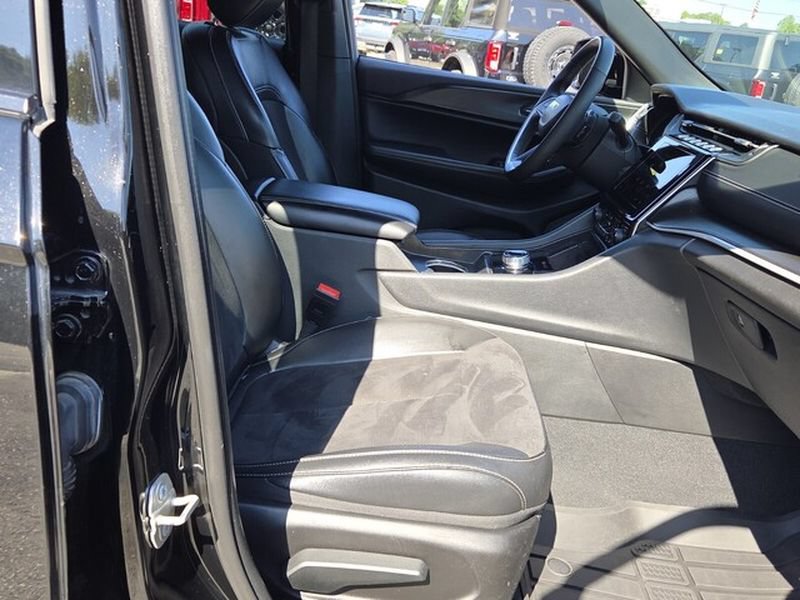 Used 2024 Jeep Grand Cherokee L Altitude AWD/4WD image 17